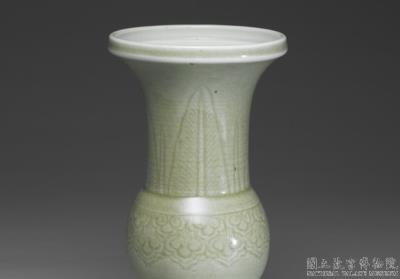 图片[2]-Gu vase with incised pattern in pale green glaze, Qing dynasty, 18th century-China Archive